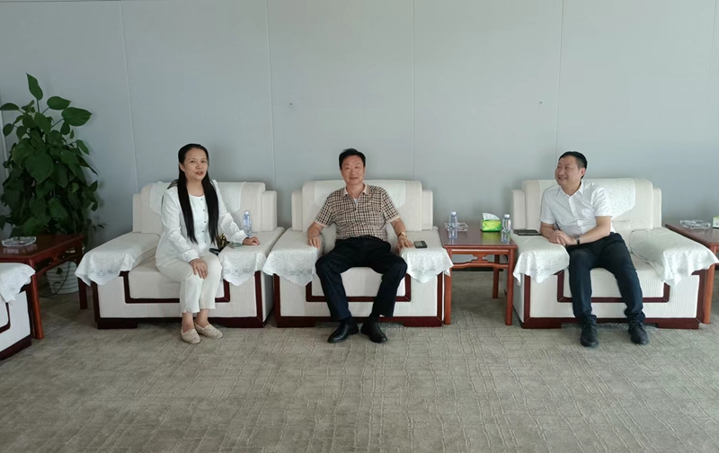 岳氏集團(tuán)董事長(zhǎng)岳平安、北京中郵鴻運(yùn)董事副總黃貴斌拜訪中展航空