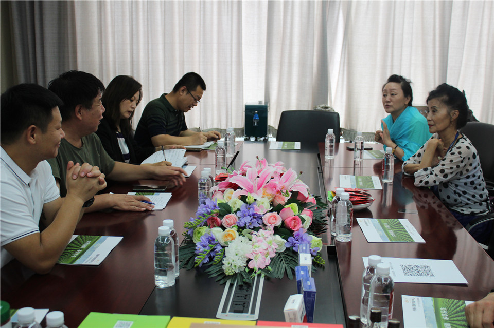 全國(guó)銀齡藝術(shù)專(zhuān)業(yè)委員會(huì)會(huì)長(zhǎng)文風(fēng)到岳氏集團(tuán)參觀(guān)調(diào)研