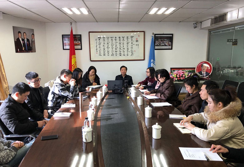 岳氏集團(tuán)董事長(zhǎng)、中醫(yī)藥康養(yǎng)委員會(huì)主任岳平安與北京全球商源文化傳播公司簽訂戰(zhàn)略合作協(xié)議